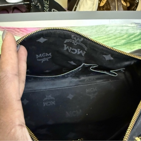 MCM München Barrel Shoulder Bag - Black Textured Leather Gold Zipper authentic - Picture 9 of 15